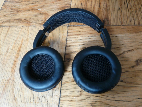 The soft earpads are comfortable for extended use